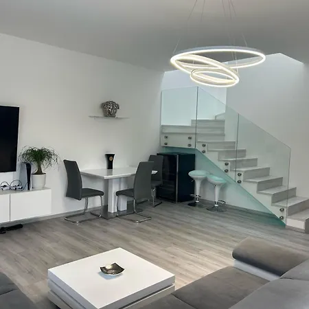 Moderní S Bazénem A Vířivkou Vila