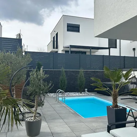Vila Moderní S Bazénem A Vířivkou Hajany